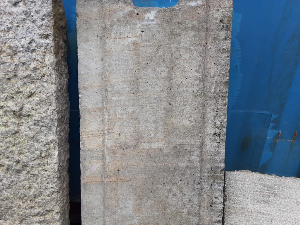レーザ事業部 レーザによる コンクリート ブロック 石に付着した苔落とし 有限会社 内海商運