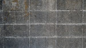【レーザ事業部】レーザによる、コンクリート・ブロック・石に付着した苔落とし