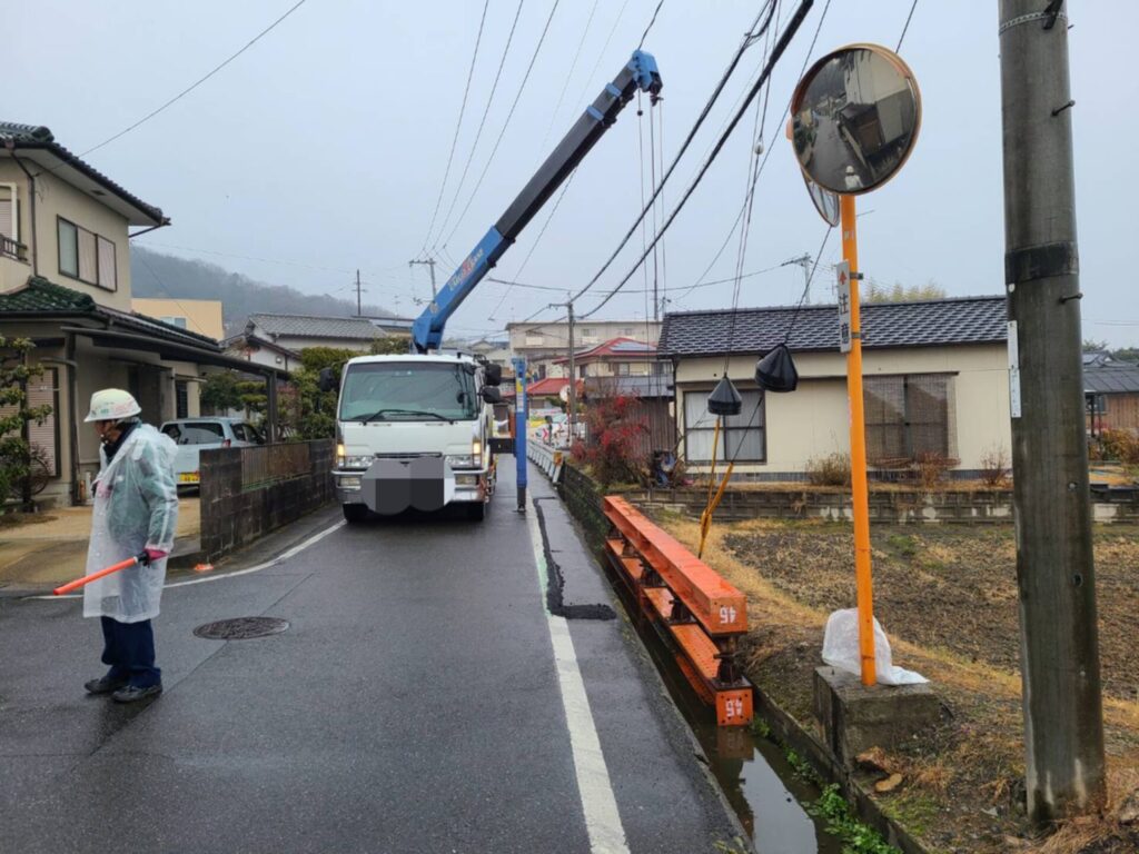臨時道路拡幅工事 用水にh鋼とポスト設置でレベルを出して鉄板敷工事 設置から撤去まで責任施工 有限会社 内海商運