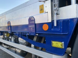 レーザブラスト併用にてトラックの台車を塗装！